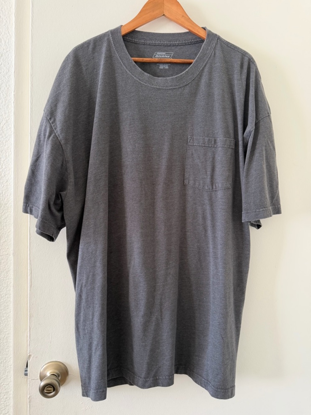 Dickies Men’s Short Sleeve Pocket Tee in Charcoal Gray